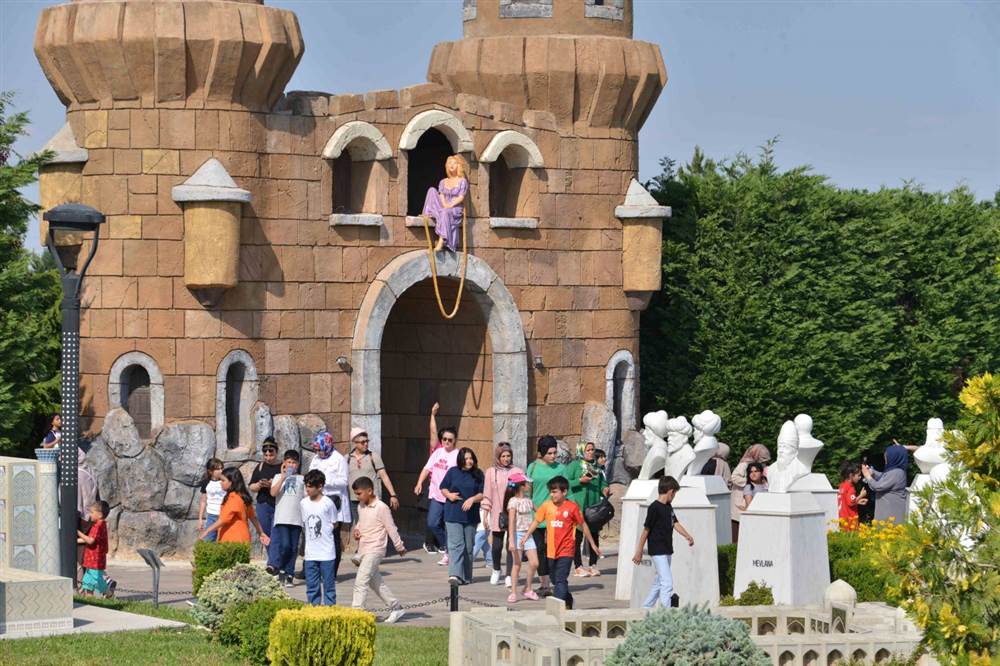 80 Binde Devr-i Alem Parkı Yaz Tatilinde 200 Bin Ziyaretçiyi Ağırladı