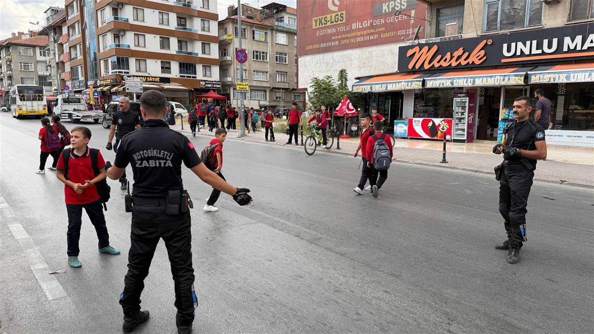 Zabıta ekipleri okul çıkışlarında öğrencilerin güvenliğini sağlıyor