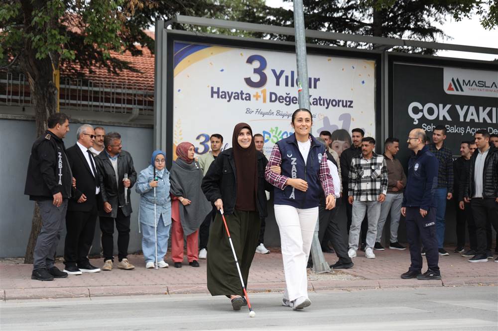 Konya Büyükşehir zabıtasına trafikte görme engellilere destek eğitimi