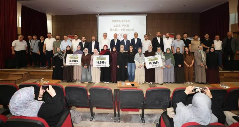 Konya'da YKS ve LGS'de Dereceye Giren İmam Hatip Öğrencilerine Ödül Verildi