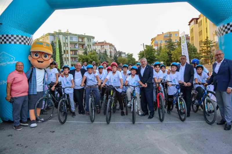 Cocuklar Meramda Bisiklet Yarisinda Bulustu