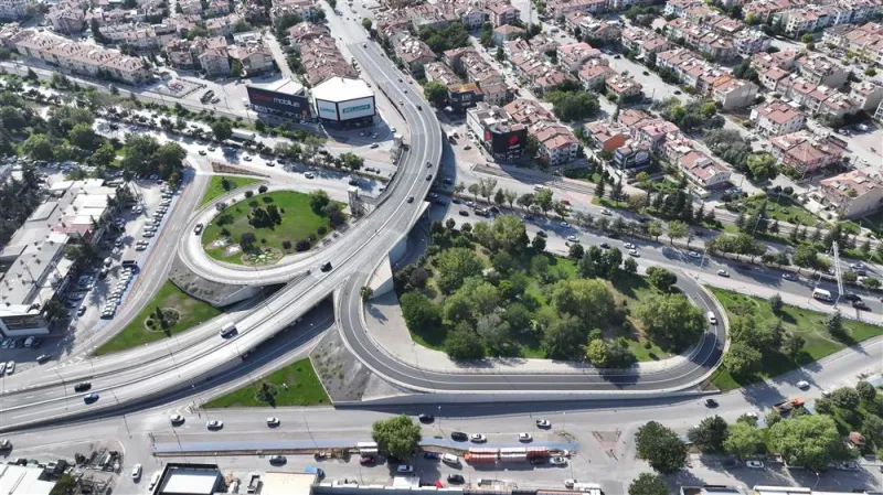 Konya Büyükşehir Belediyesi'nden Üst Geçitlerde Asfalt Yenileme Çalışması