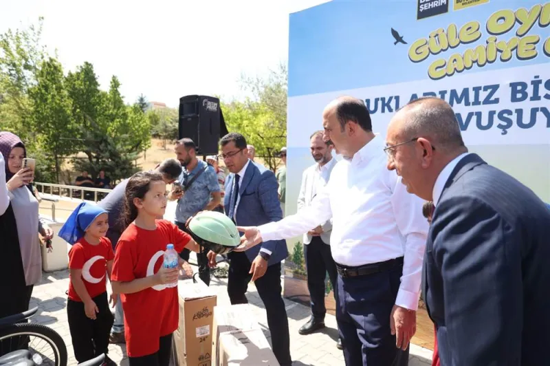 Başkan Altay ve Başkan Kavuş Çocukların Bisiklet Sevincine Ortak Oldu