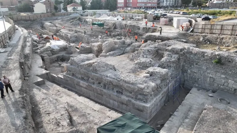 Larende Kapısı ve Tarihi Sur Duvarları İçin Kazı Çalışmaları Sürüyor