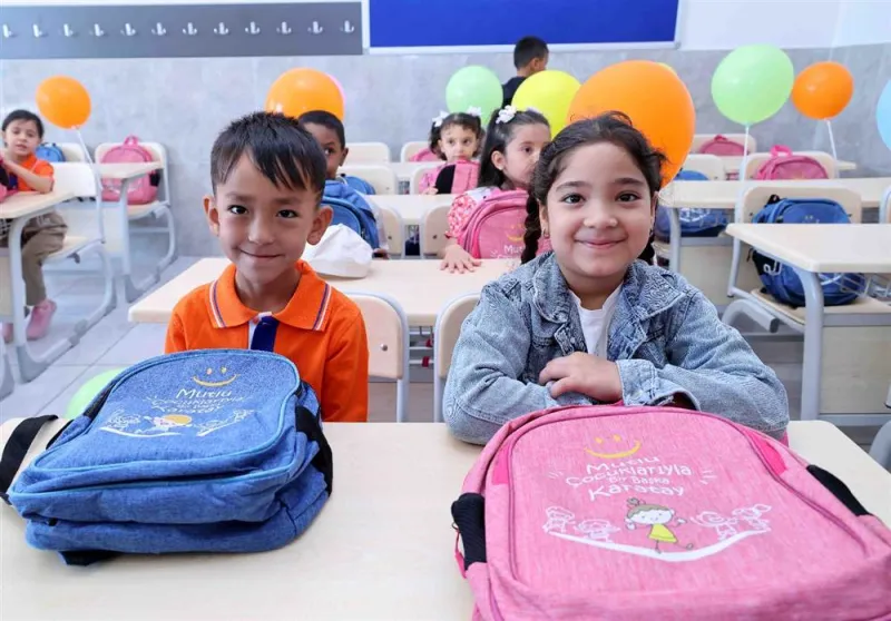 Minik öğrenciler sıralarında hediyelerle karşılandı