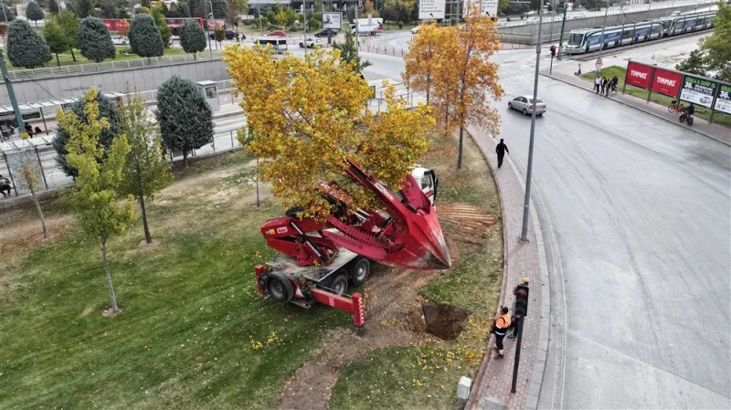 Şehir Hastanesi-Stadyum Tramvay Hattında Ağaçlar Korunarak Naklediliyor