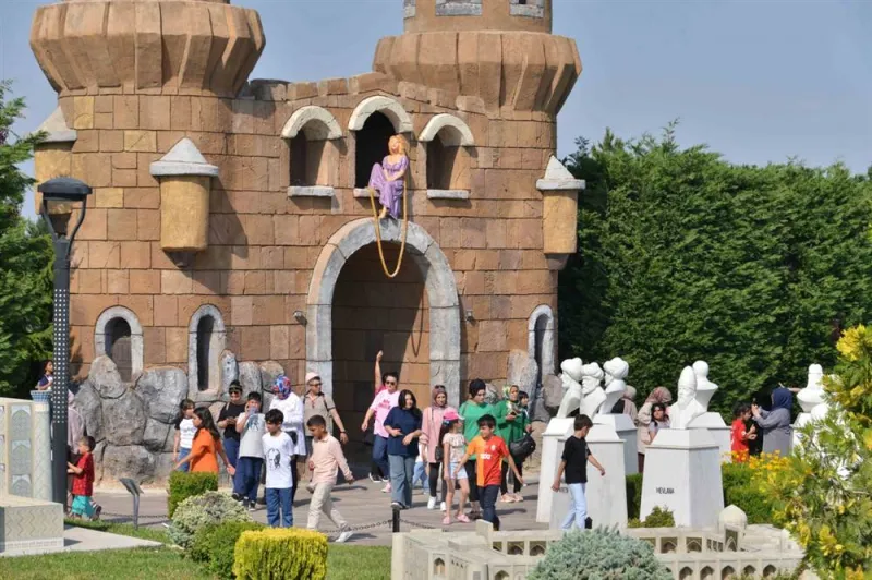 80 Binde Devr-i Alem Parkı Yaz Tatilinde 200 Bin Ziyaretçiyi Ağırladı