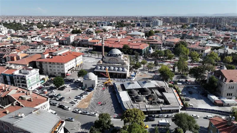 Mevlana Caddesi’nde Çevre Düzenleme ve Meydan Yenileme Çalışması Sürüyor