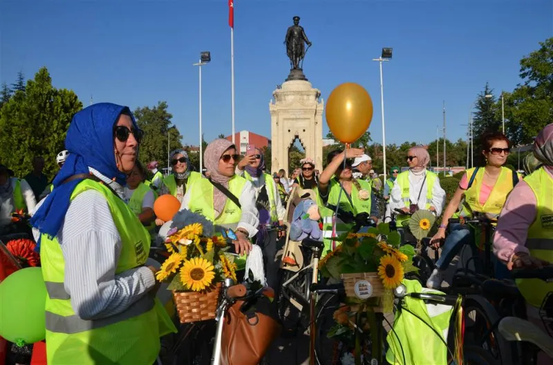 Kadınlar "Dünya Otomobilsiz Kentler Günü"ne dikkati çekmek için pedal çevirdi