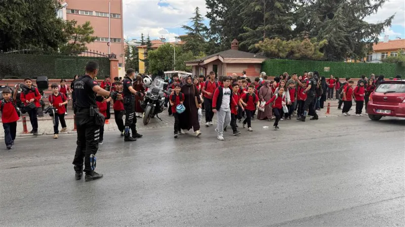 Zabıta ekipleri okul çıkışlarında öğrencilerin güvenliğini sağlıyor