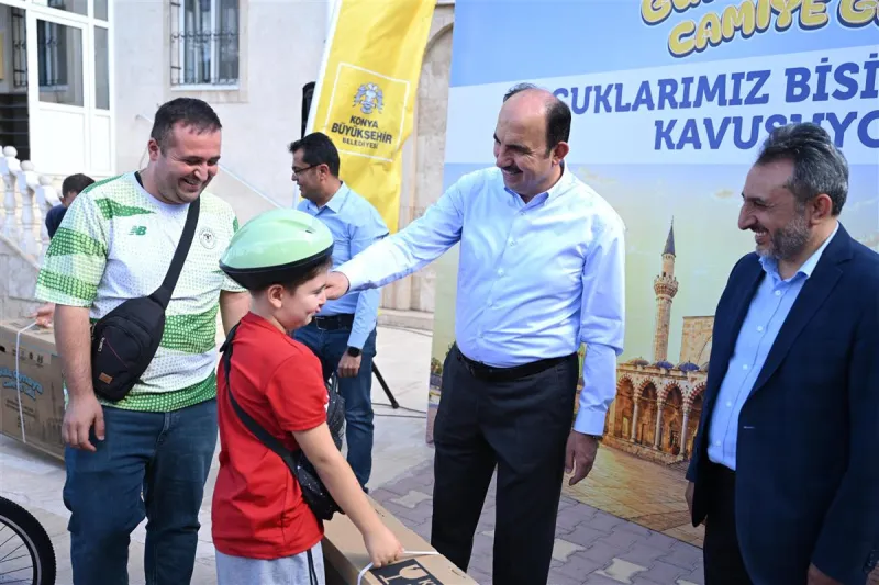 “Güle Oynaya Camiye Gel” Projesini Tamamlayan 13 Bin 91 Çocuğa Bisiklet