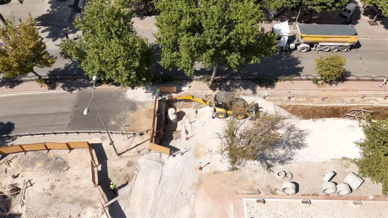 Rauf Denktaş Caddesi’nde Yaklaşık Bir Kilometrelik Kanalizasyon Çalışması