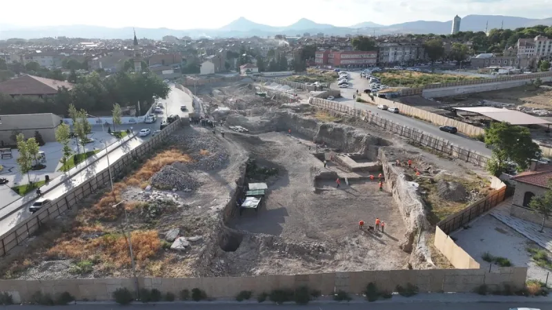 Larende Kapısı ve Tarihi Sur Duvarları İçin Kazı Çalışmaları Sürüyor