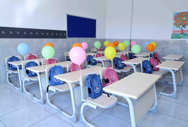 Minik öğrenciler sıralarında hediyelerle karşılandı