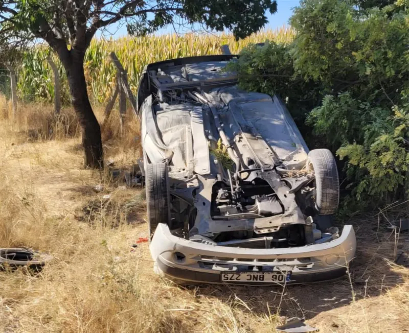 Konya'da devrilen otomobildeki 2 kardeş yaralandı