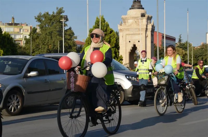 Kadınlar "Dünya Otomobilsiz Kentler Günü"ne dikkati çekmek için pedal çevirdi