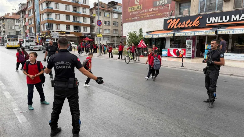 Zabıta ekipleri okul çıkışlarında öğrencilerin güvenliğini sağlıyor