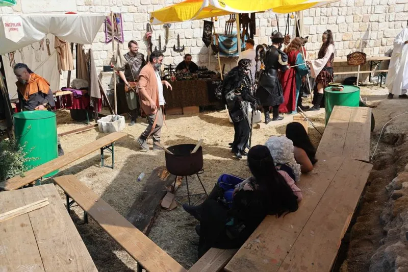 Orta Çağ meraklılarını Kapadokya'da düzenlediği panayırda bir araya getiriyor