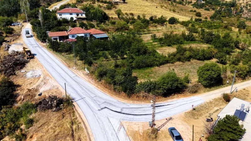 Akşehir’in kırsal mahallelerinde yol çalışmaları sürüyor
