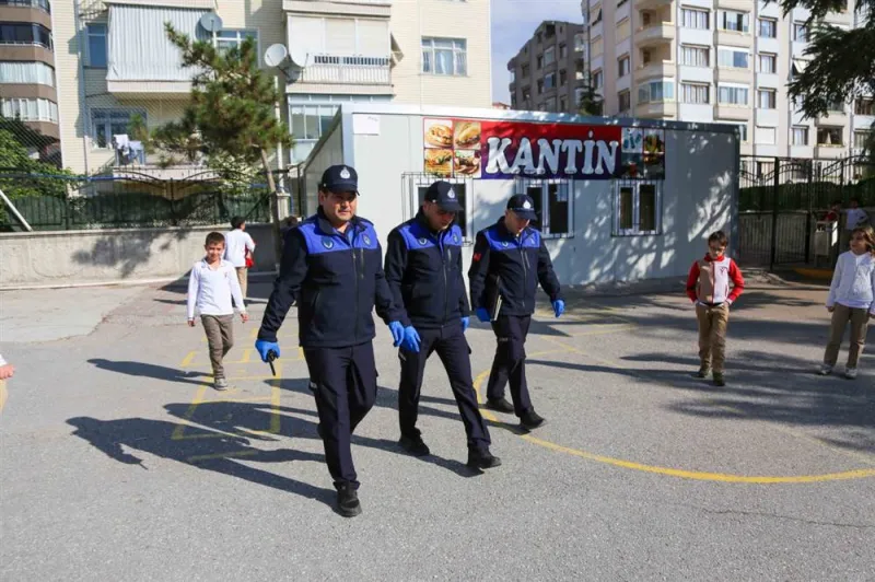 Meram Zabıtası Okul Kantinleri ve Çevresindeki Esnafı Denetliyor