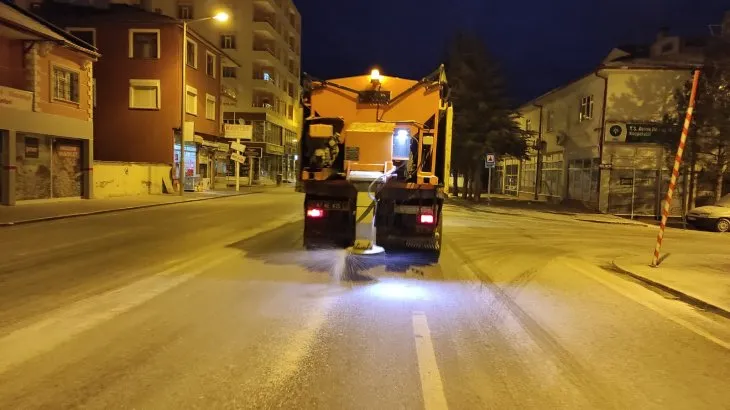 Çumra'da Yol Tuzlama Çalışmaları Devam Ediyor.