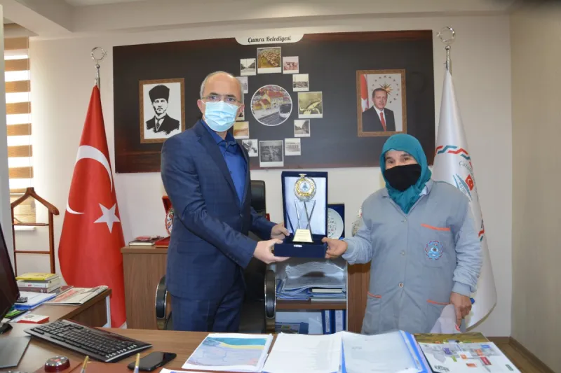 BAŞKAN CANDAN EMEKTAR PERSONELE PLAKET TAKTİM ETTİ
