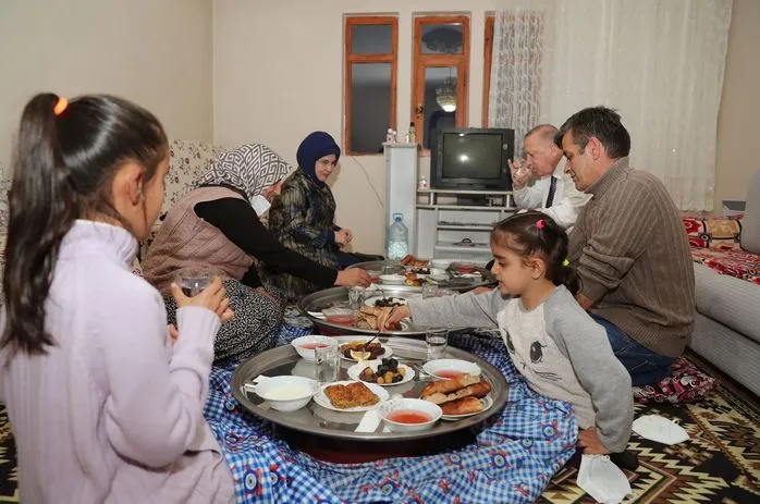 Cumhurbaşkanı Erdoğan, iftarda bir vatandaşın evine konuk oldu
