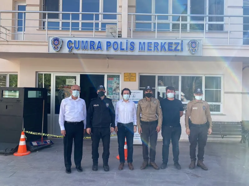 ÇUMRA BELEDİYE BAŞKANI RECEP CANDAN  ÇALIŞAN EMNİYET VE SAĞLIK PERSONELİ İLE BAYRAMLAŞTI