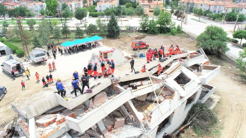 KONYA BÜYÜKŞEHİR İTFAİYESİ’NDEN  NEFES KESEN DEPREM TATBİKATI