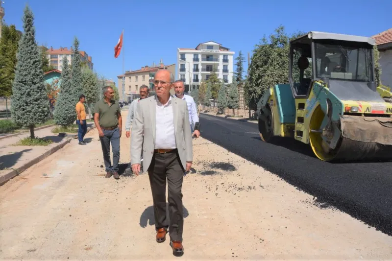 MENEKŞE CADDESİ’NDE  SICAK ASFALT ÇALIŞMALARI BAŞLADI