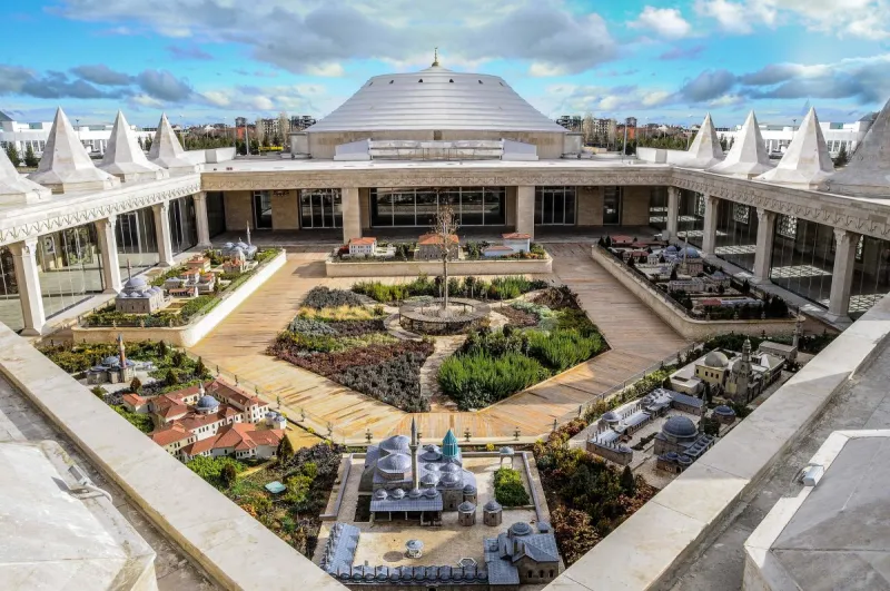KONYA PANORAMA MÜZESİ MEVLANA  DOSTLARIYLA DOLUP TAŞIYOR