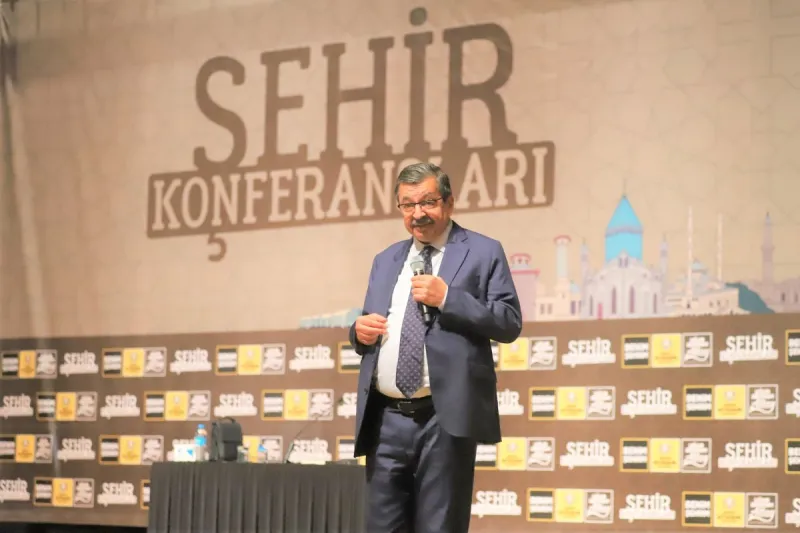 ŞEHİR KONFERANSLARININ KONUĞU HAYATİ İNANÇ OLDU
