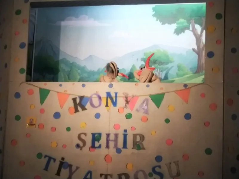 ÖGRENCİLER TİYATRO GÖSTERİSİ İLE EĞLENDİ