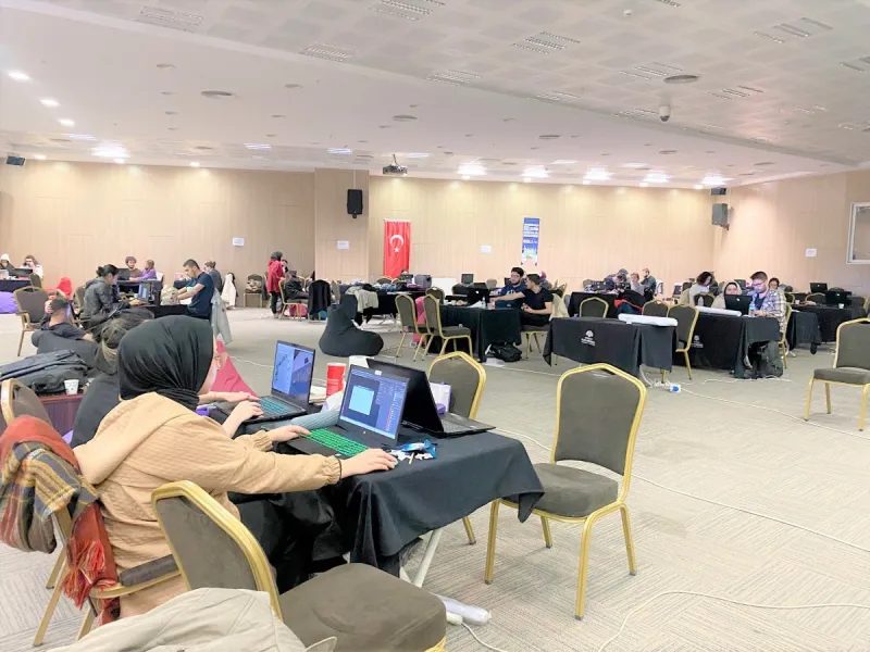 ÜNİVERSİTELİ GENÇLER ŞEHRİN MOBİLYALARINI TASARLADI
