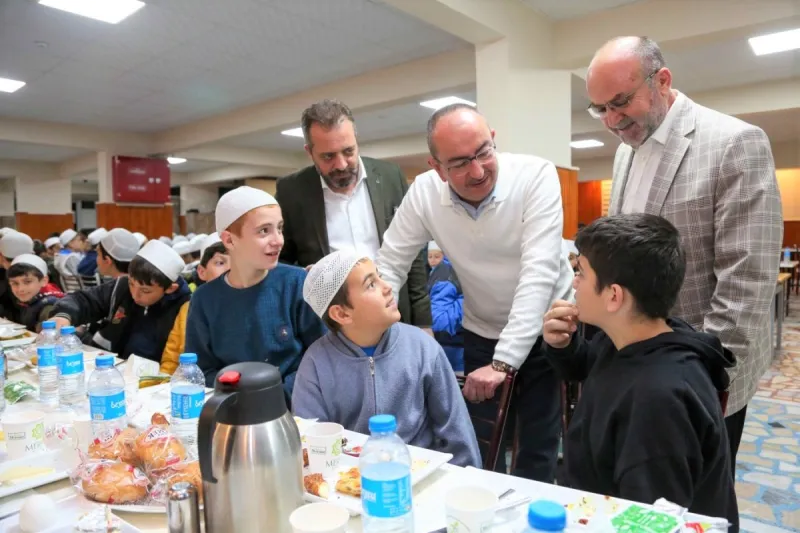 BAŞKAN KAVUŞ 7’DEN 70’E GÖNÜLLERE DOKUNUYOR