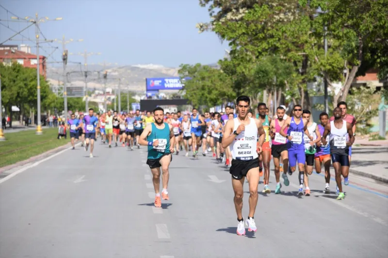KONYA’DA BİNLERCE SPORCUNUN KATILIMIYLA  YARI MARATON COŞKUSU YAŞANDI