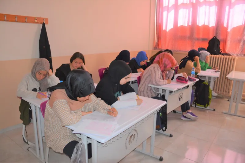 ÖDÜLLÜ KİTAP OKUMA YARIŞMASINDA SINAV HEYECANI