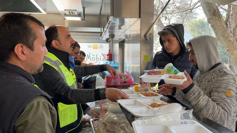 KONYA, HATAY’DA ON BİNLERCE KİŞİYE GÜNLÜK SICAK YEMEK VE EKMEK SAĞLIYOR