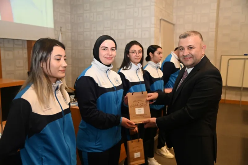 BAŞARILI SPORCULAR ÖDÜLLENDİRİLDİ