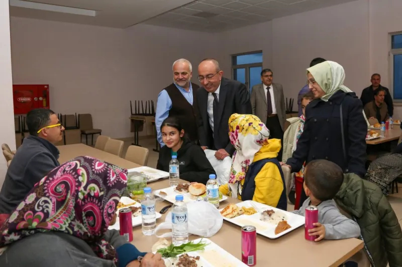 BAŞKAN KAVUŞ DEPREM BÖLGESİNDEN GELENLERLE İFTARDA BULUŞTU