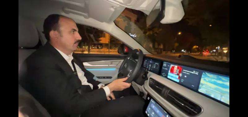TOGG’UN DiREKSiYONUNA GEÇEN BAŞKAN ALTAY KONYALILARIN SEVGİ SELİYLE KARŞILAŞTI