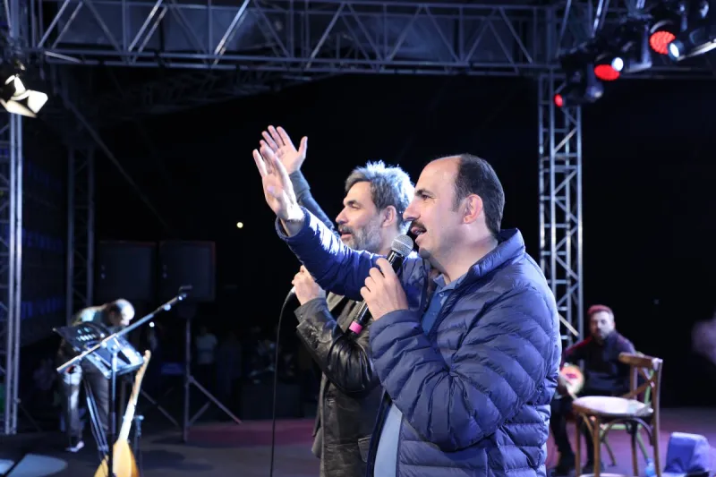 BAŞKAN ALTAY, UĞUR IŞILAK KONSERİNDE KONYALILARIN COŞKUSUNA ORTAK OLDU