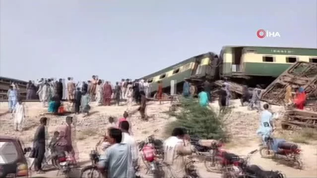 Pakistan'da tren raydan çıktı: 22 ölü