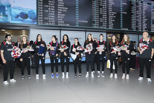 19 Yaş Altı Kızlar Dünya Şampiyonası'nda Gümüş Madalya Kazanan Milli Takım Yurda Döndü