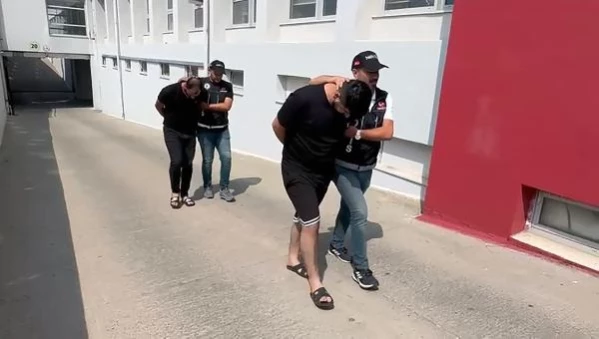 Adana'da Berberde Uyuşturucu Operasyonu: 2 Tutuklama