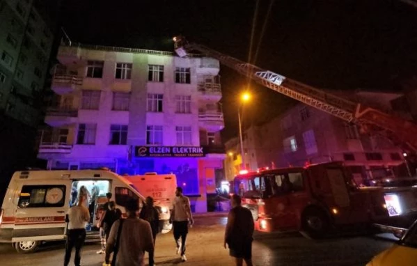 Adana'da Mobilya Mağazasında Çıkan Yangın Sonucu 20 Kişi Kurtarıldı