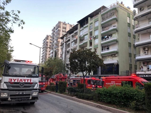 Adana'da bir apartmanın teras katında çıkan yangında 4 kişi dumandan etkilendi