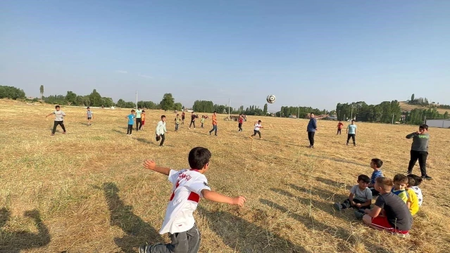 Afyonkarahisar'ın Şuhut ilçesinde çocuklar halı saha istiyor