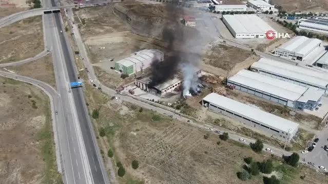Alevlere teslim olan fabrika küle döndü