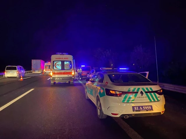 Anadolu Otoyolu'nda Tıra Çarpan Minibüste 1 Ölü, 20 Yaralı